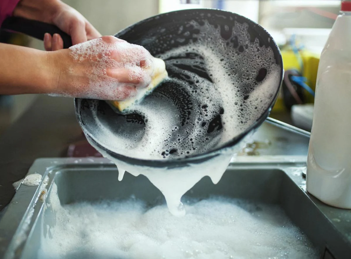 Setiap alatan masak perlu dibersihkan dengan betul mencegah jangkitan kuman