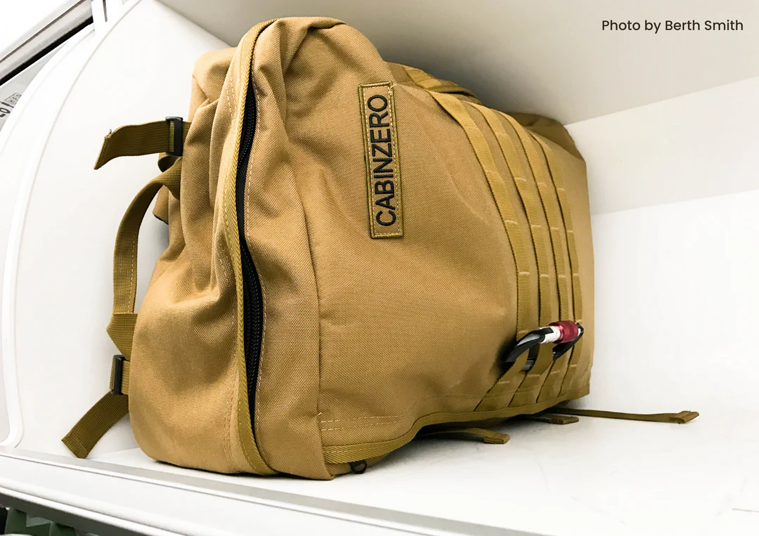 Andai kata bagasi hilang, beg kecil mempunyai pakaian lebih untuk korang tukar