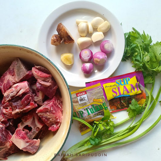 Bahan-bahan diperlukan untuk Sup Daging Thai