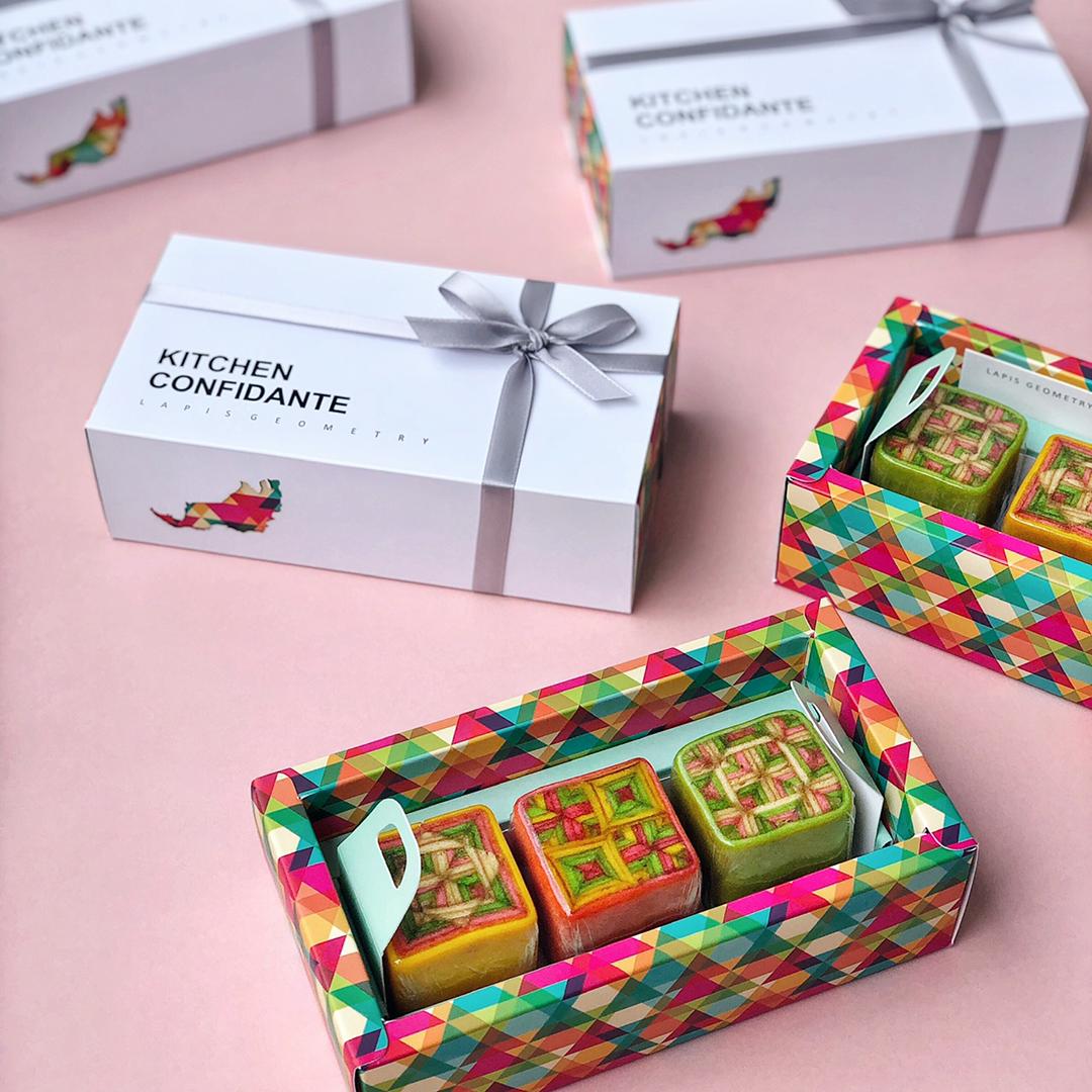 Sesuai jadi buah tangan kerana kecantikan kek ini