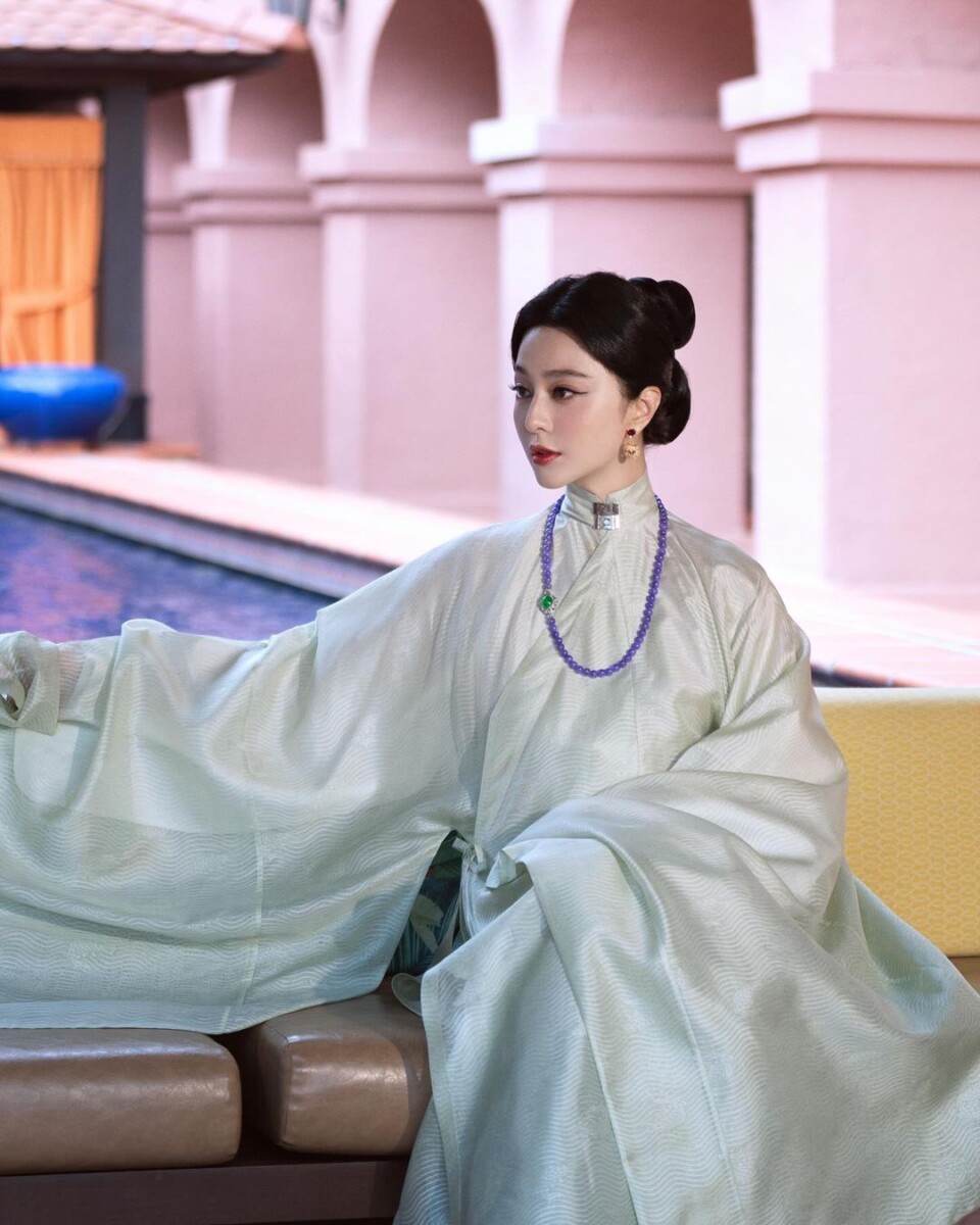 Pakaian berinspirasi dari Dinasti Ming yang dipakai ketika di Melaka