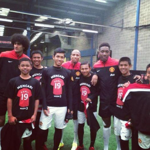 Faisal (Orang Ke-4 dari Kanan) terpilih untuk berlatih bersama pemain Manchester United