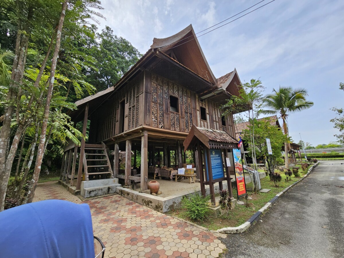Pelbagai rumah kampung lama cantik disediakan untuk korang ambil gambar