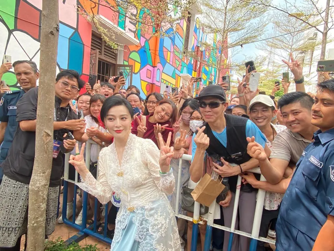 Fan bersama peminat di bandar Melaka