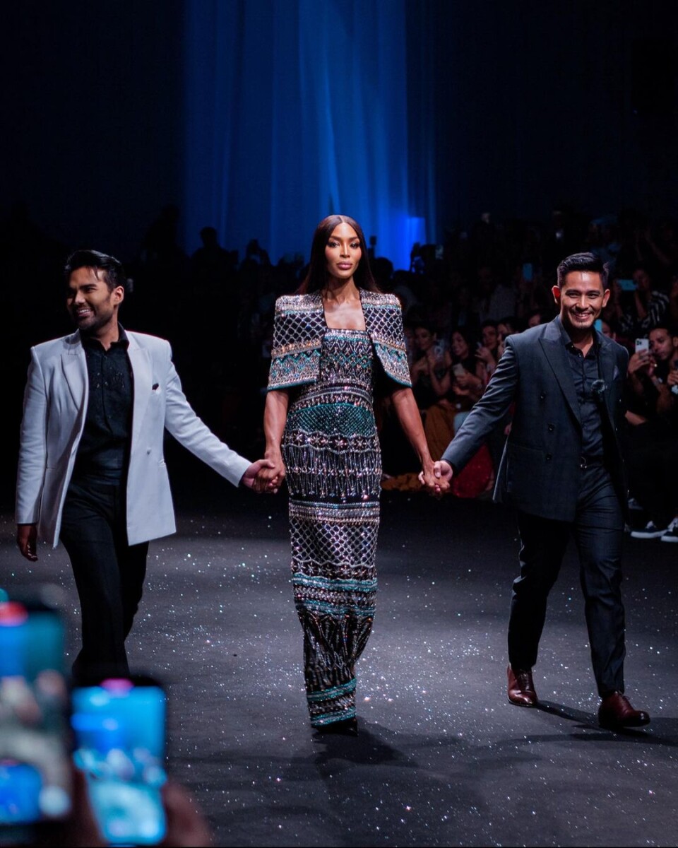 Pernah viral sebelum ini, Naomi Campbell memperagakan pakaian mereka