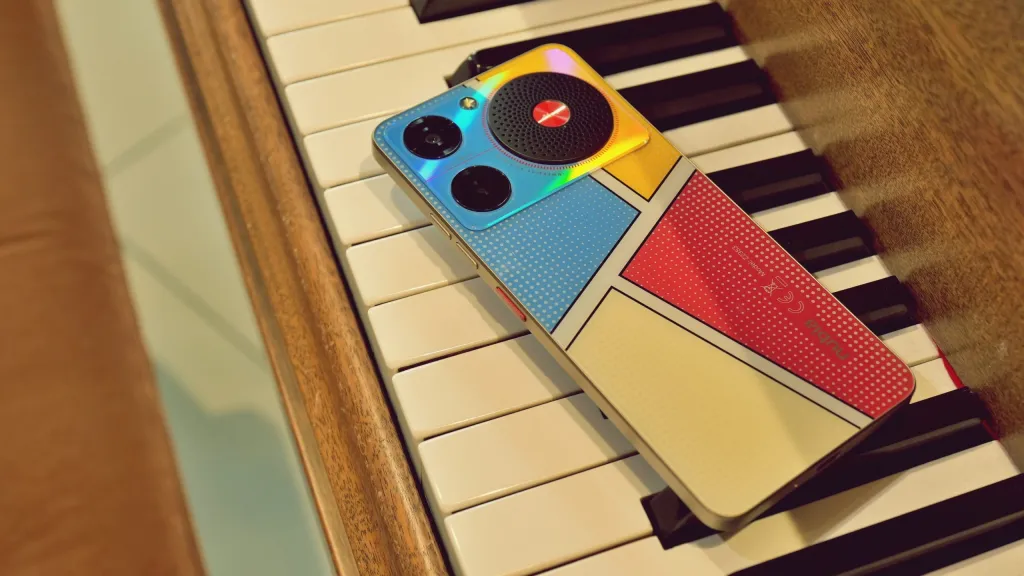 Rekaan pop art dibelakang memberikan gaya lebih unik