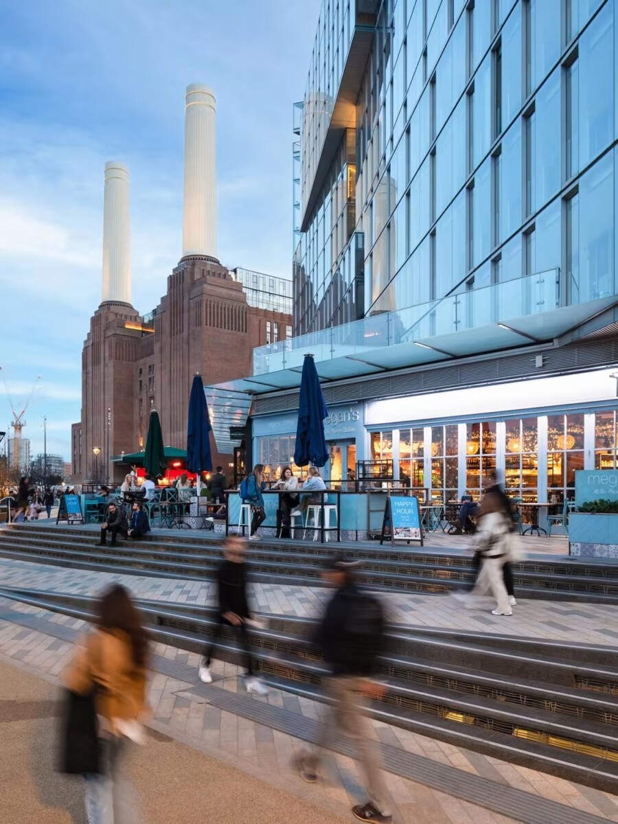 Bukan sahaja di dalam, bahagian luar pun ada kedai makan untuk lepak