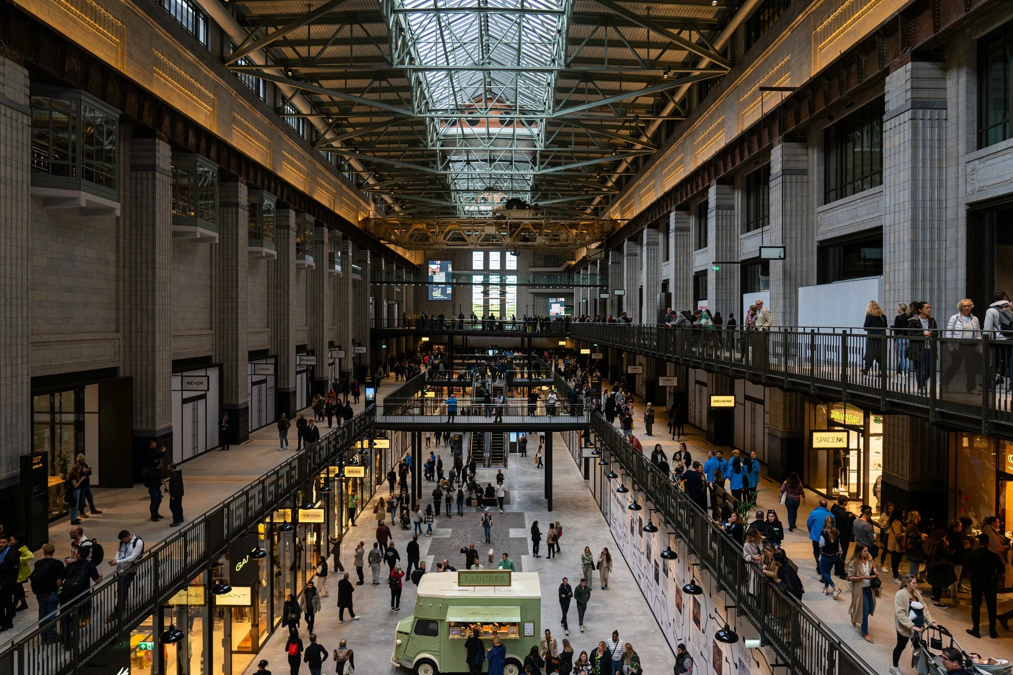 Terdapat 140 kedai untuk pengunjung nikmati