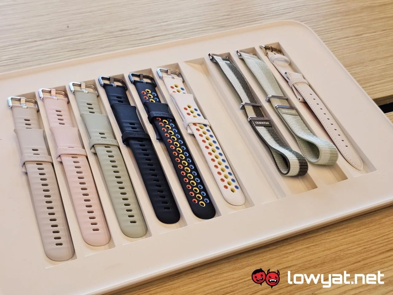 Ada 6 varian dan ini semua warna tali yang ada