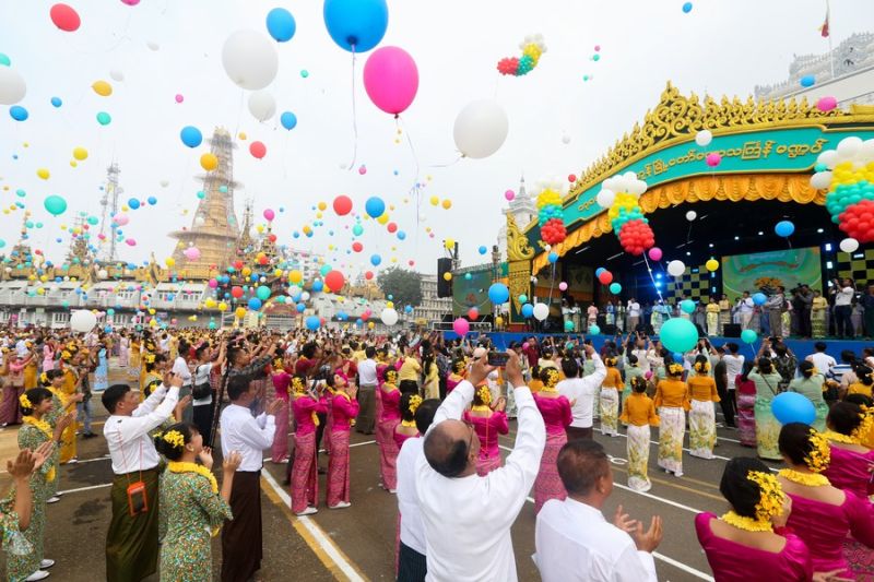 Suasana Festival Air di Myanmar