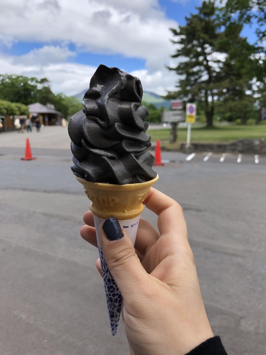 Warna hitam jelas memberikan elemen lebih unik