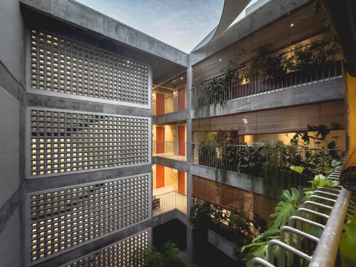 Menggunakan banyak bahan yang dahulu banyak digunakan pada rumah kedai di Pulau Pinang dahulu