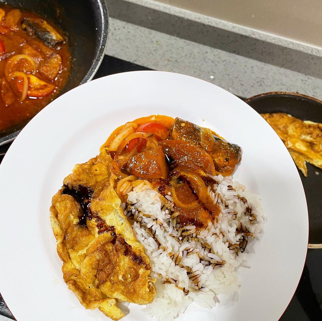 Ikan Sardin dalam sering dimakan bersama nasi putih ketika tengah bulan