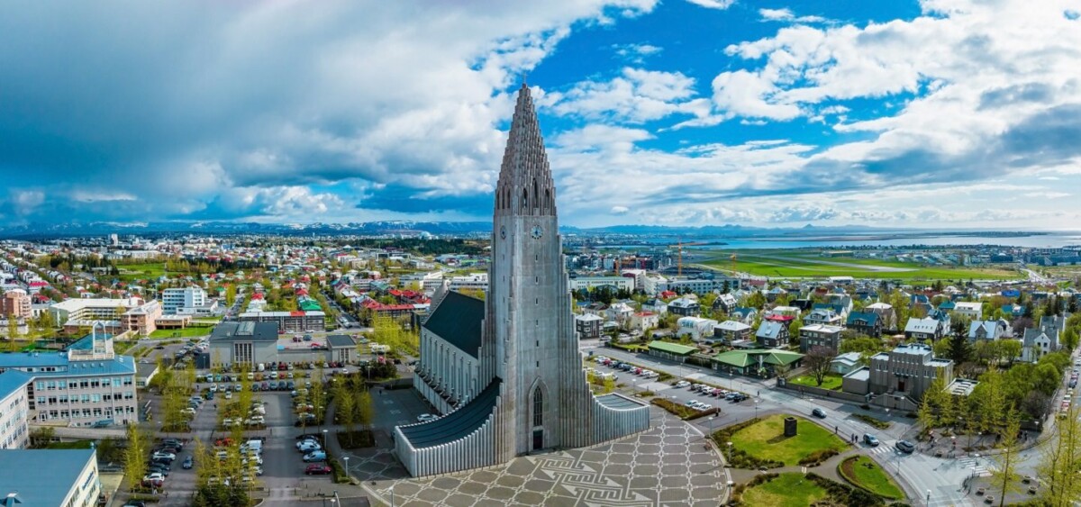 Iceland terletak jauh di utara berdekatan dengan negara seperti Norway