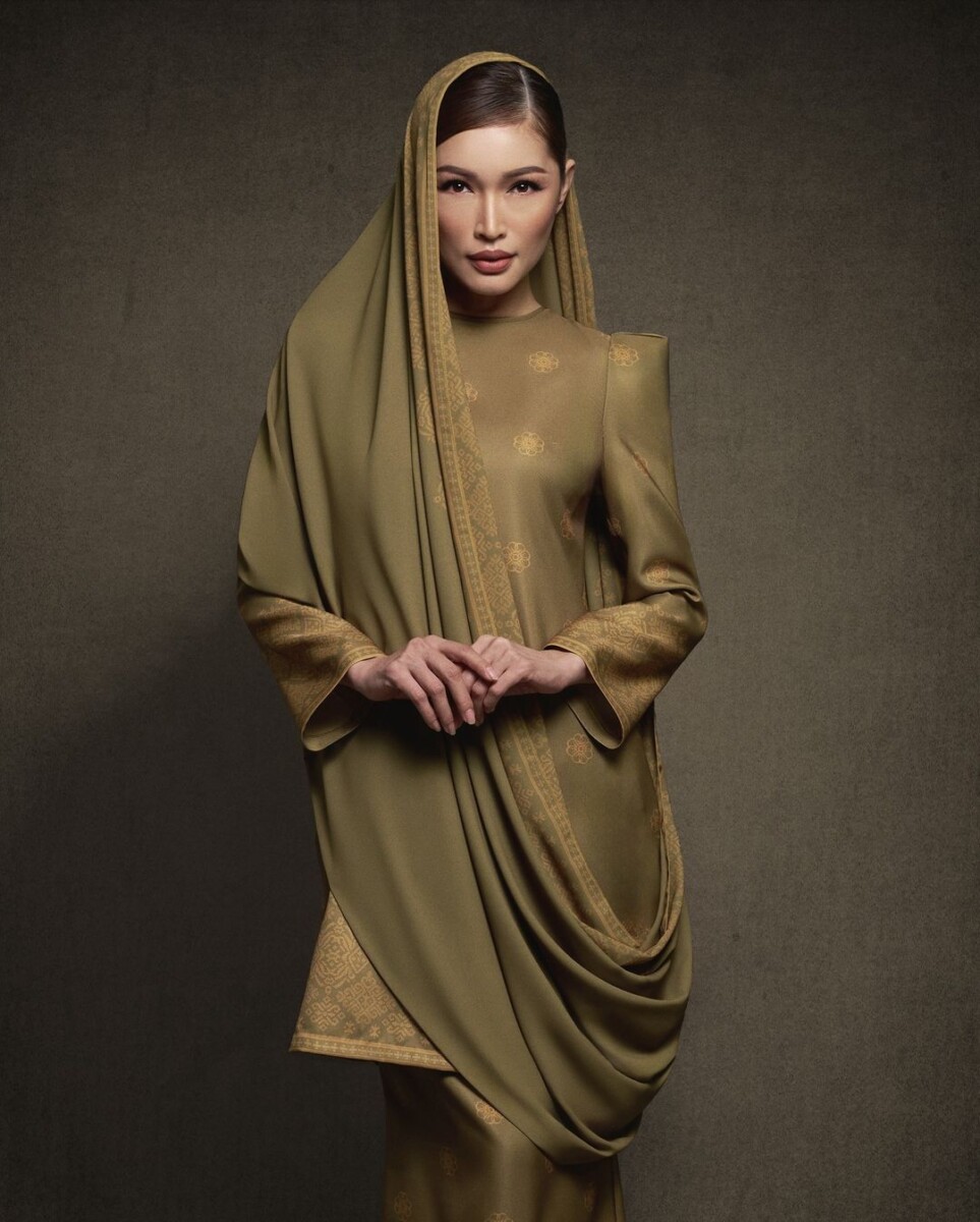 Dilengkapkan dengan motif emas ibarat berlian kata pereka fesyen