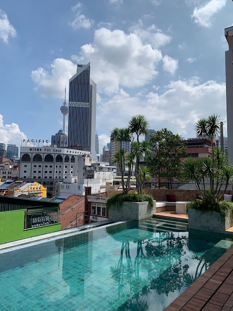 Permandangan bandar KL daripada ruang kolam renang Else