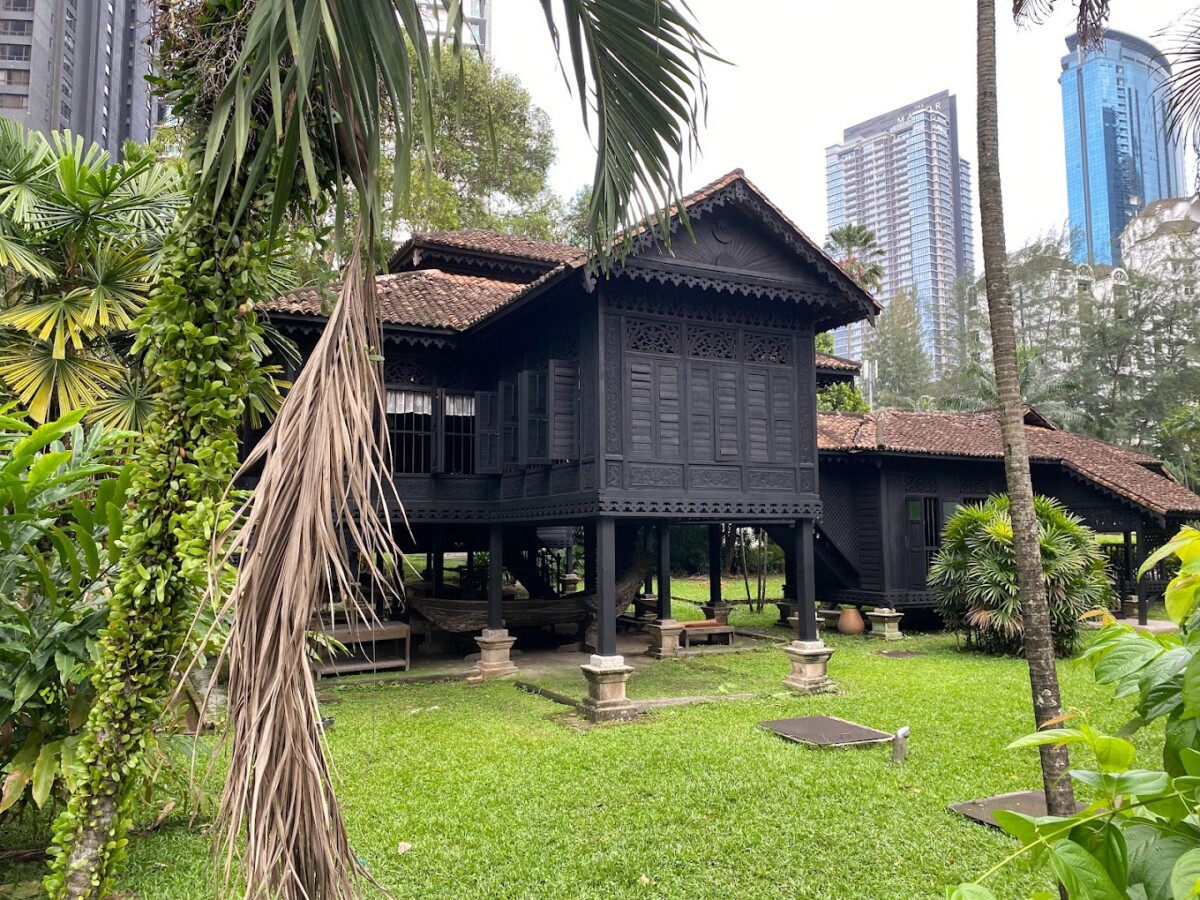 Berada di tengah pusat bandar, ia ibarat gambaran negara kita masa lalu