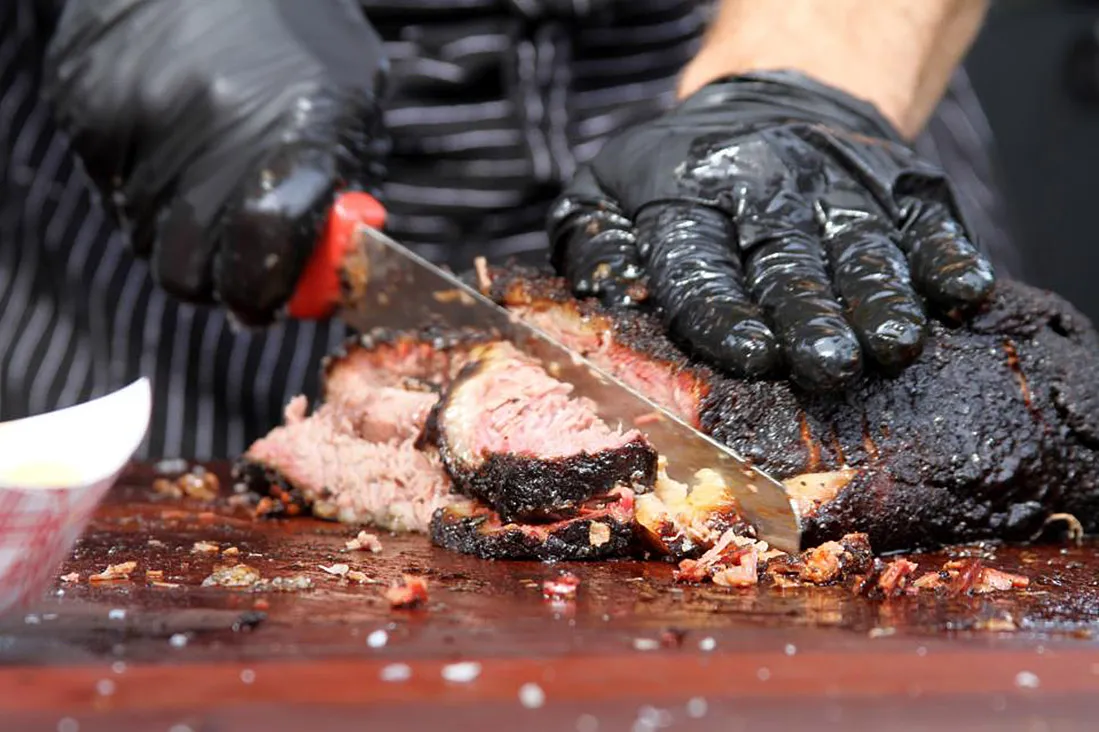 Wajib pakai sarung tangan semasa mengendalikan makanan