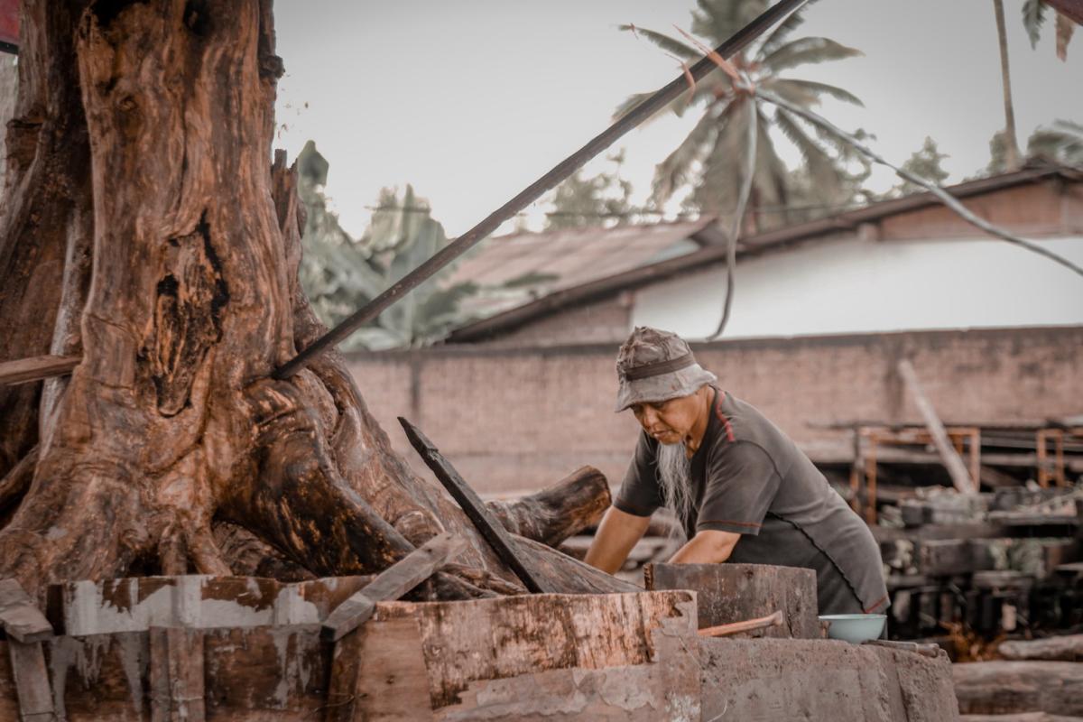 Abdul Karim mempunyai kepakaran tukang kayu mendapat ilham untuk membina surau ini