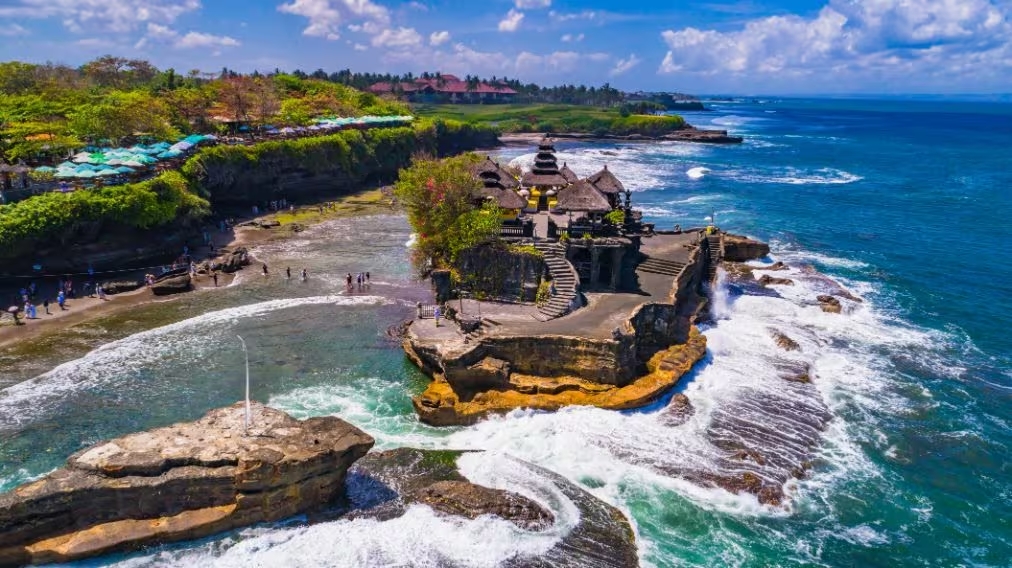 Bali cukup terkenal dengan pantai dan pemandangan menawan seperti ini