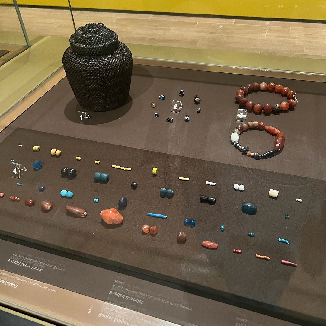 Wah menarik betul tengok Manik ni semua