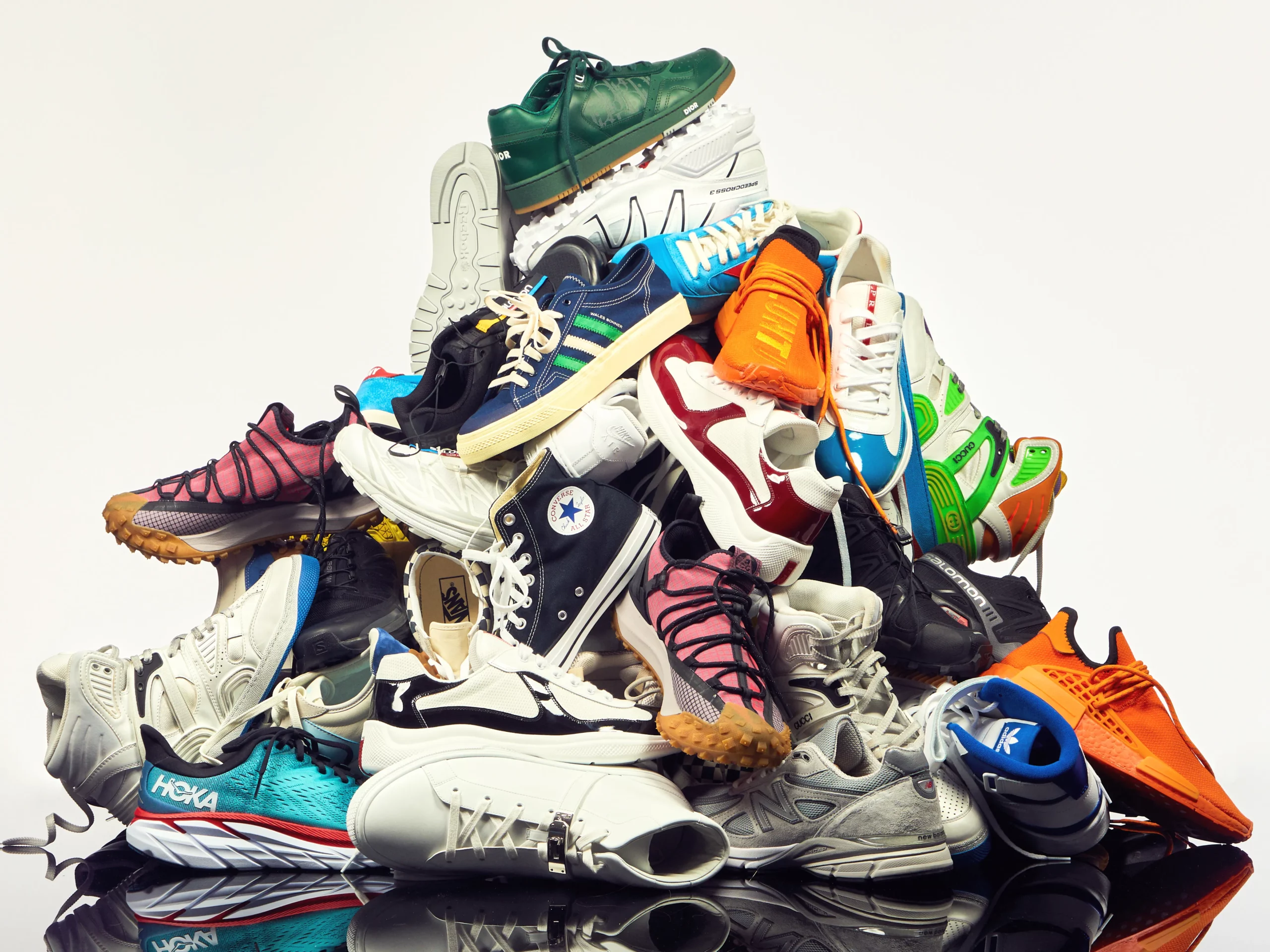 Hip, bergaya dan trendy sneakers dan trainers memang pilihan wajib!