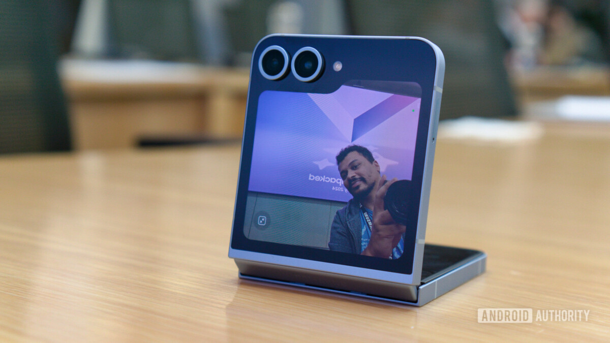 Kamera juga ditambah baik terutama bahagian swafoto