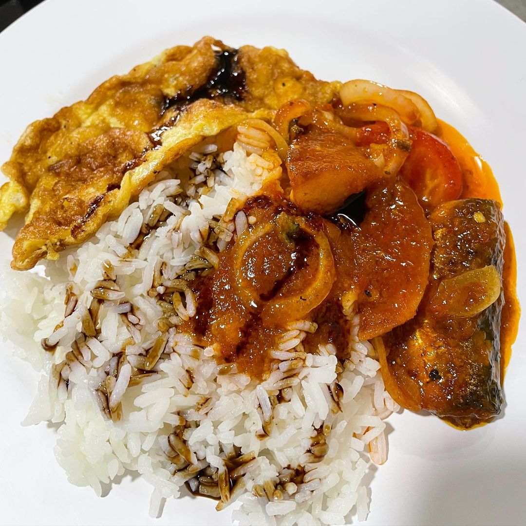 Nasi putih, lauk ikan sardin dan telur goreng, memang menambah nasi jawabnya