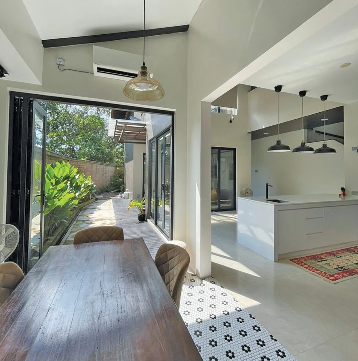 Jika cuaca luar panas dan lembap, tak berguna pun anda biarkan tingkap terbuka