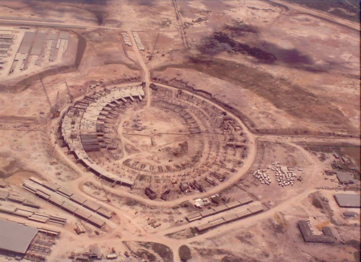 Tapak pembinaan Stadium Shah Alam ketika fasa awal pembinaan