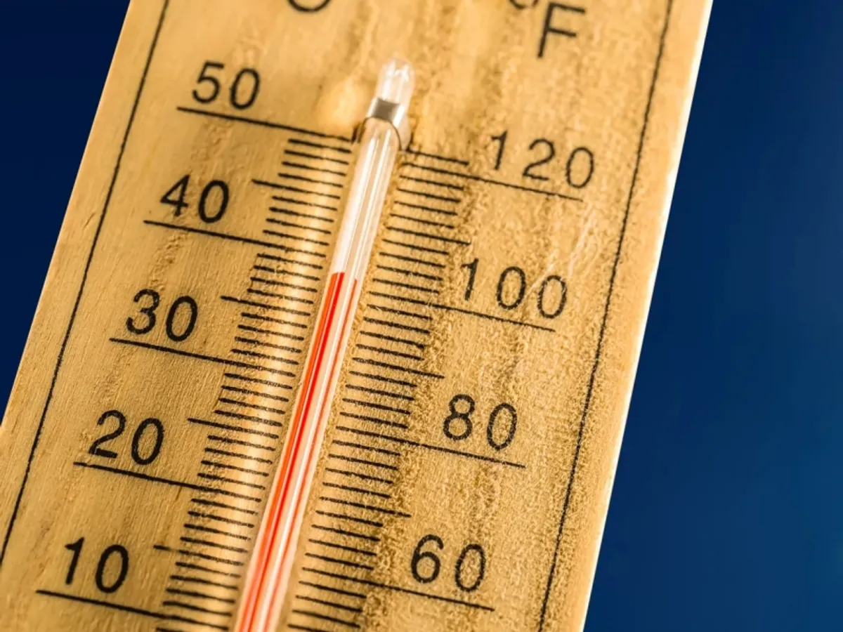 Periksa suhu dalam rumah dapat membantu anda melawan panas lebih senang