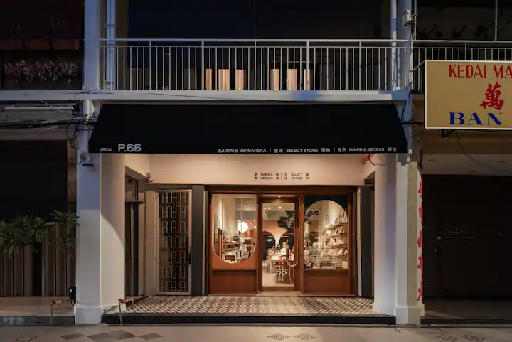 Bawah ialah kedai alat tulis, atas butik hotel seperti di Jepun, cantik!