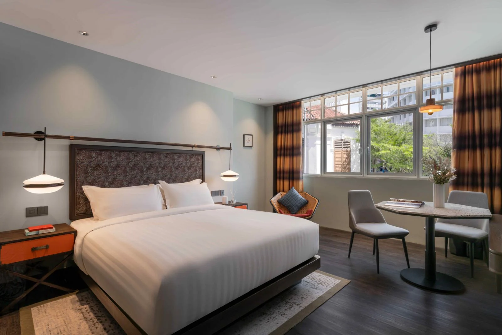 Menampilkan bilik yang mewah, moden tetapi masih kekal warisan Baba Nyonya