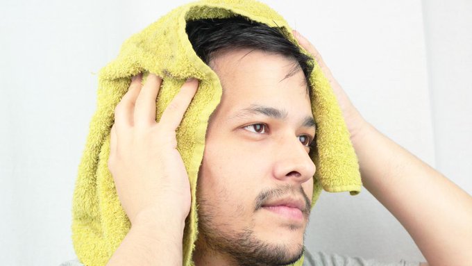 Ramai suka keringkan rambut guna tuala seperti ini akan buat rambut cepat gugur tau