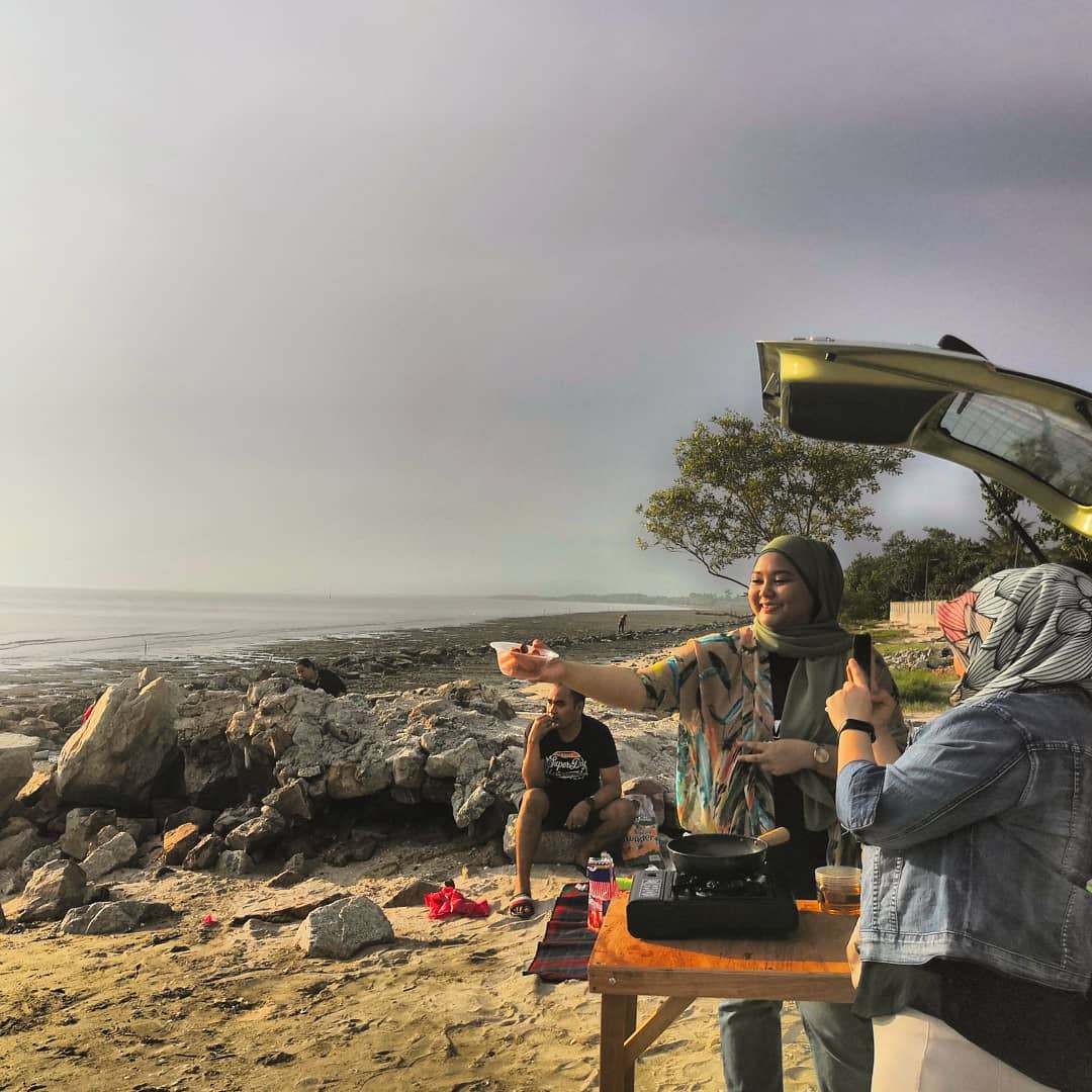 Farah bersama rakan menikmati suasana nyaman di pantai