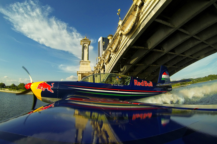 Beliau turut mempunyai lesen untuk menerbangkan paramotor