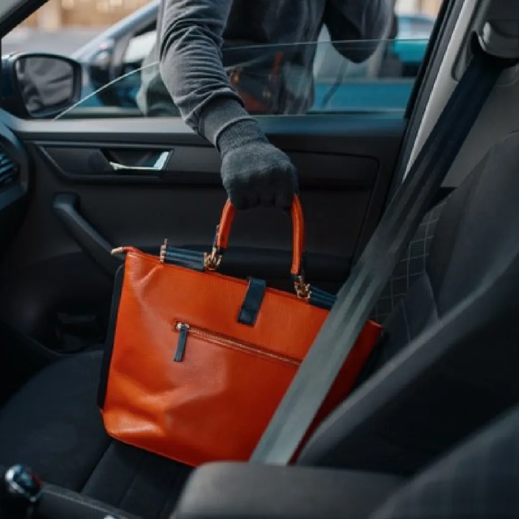 Selain itu, beg tangan perlu diletakan bawah kerusi ketika memandu