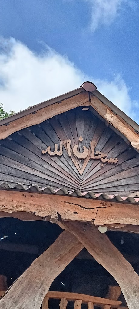 Tulisan yang diukir sendiri oleh Abdul Karim