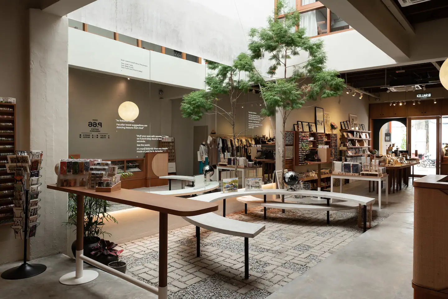 Bahagian bawah memberikan ruang suasana sesuai untuk siapkan kerja atau hilangkan masalah