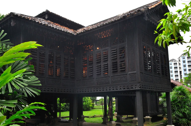 Proses pemindahan juga bukan senang kerana memerlukan pakar dalam memasang semula rumah kayu