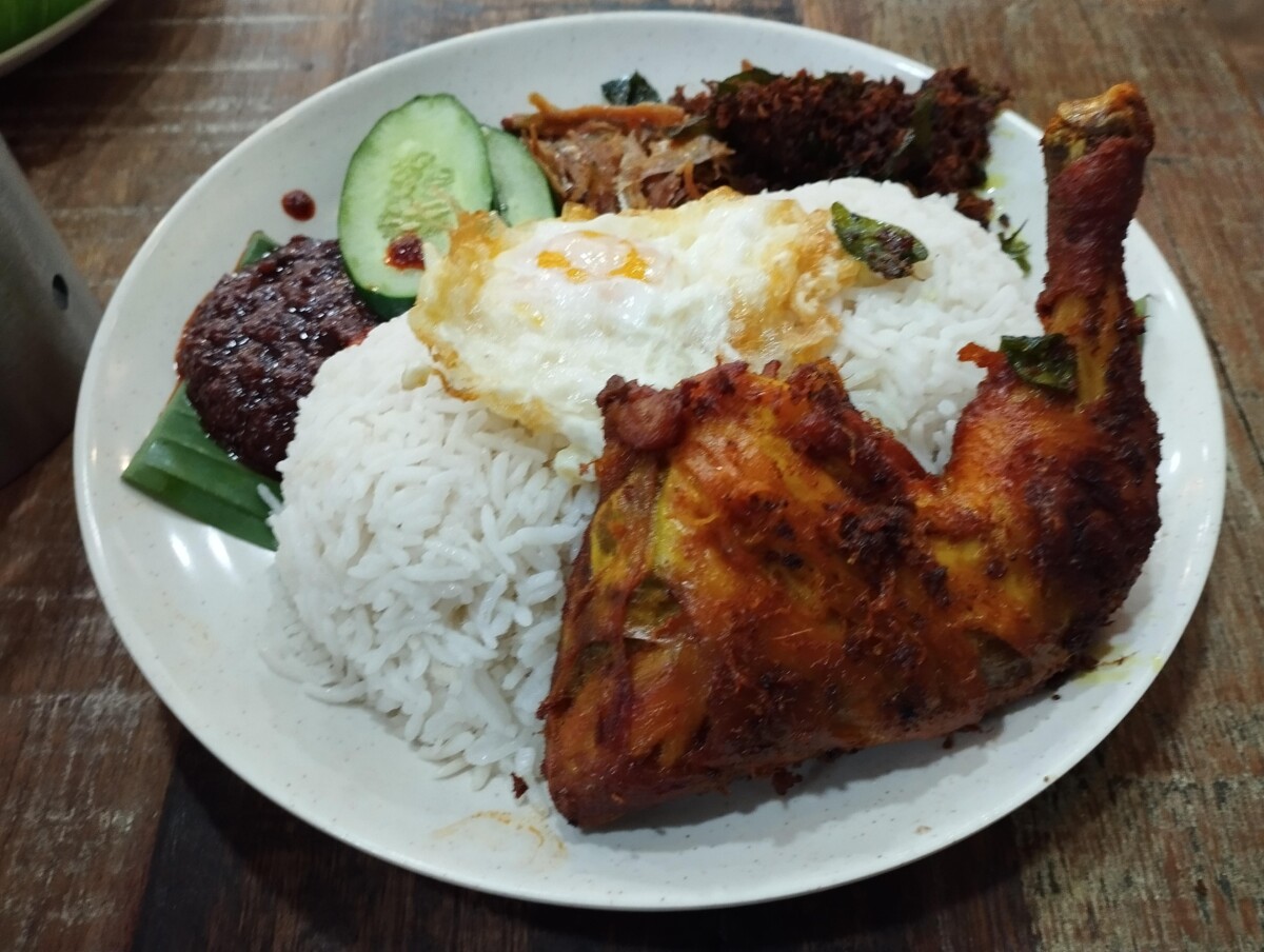 Time Out berkata bila dah sampai bandar KL wajib cuba nasi lemak