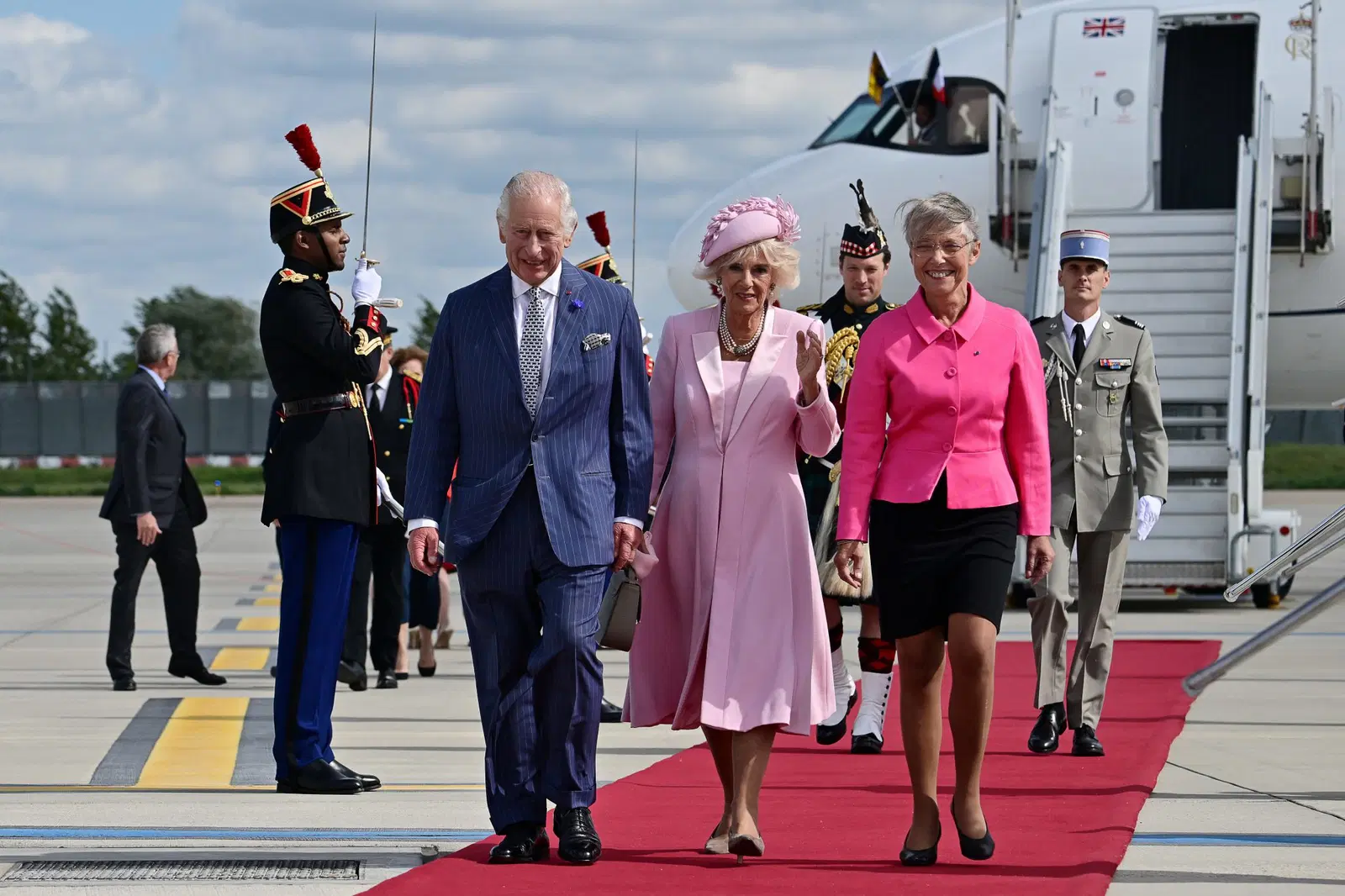 Namun pemaisuri Camilla memerlukan pasport kerana tidak memilikan hak istimewa seperti suaminya