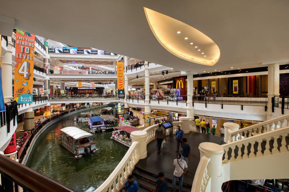 The Mines ialah satunya pusat membeli-belah di negara mempunyai tasik di bahagian dalam
