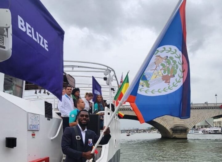 Memegang bendera negara dengan penuh bersemangat!