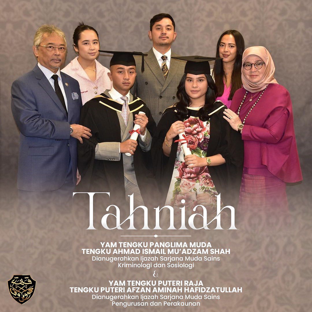 Merupakan pemegang Ijazah Sarjana Muda tau