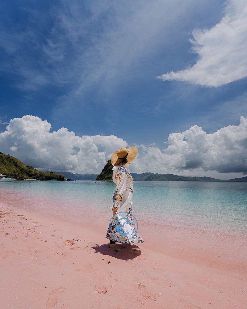 Ada pulau, pantai dan pemandangan cantik