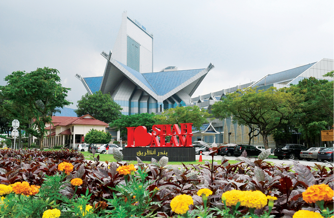 Shah Alam kini menjadi bandaraya berdiri sama taraf dengan Subang Jaya dan Petaling Jaya