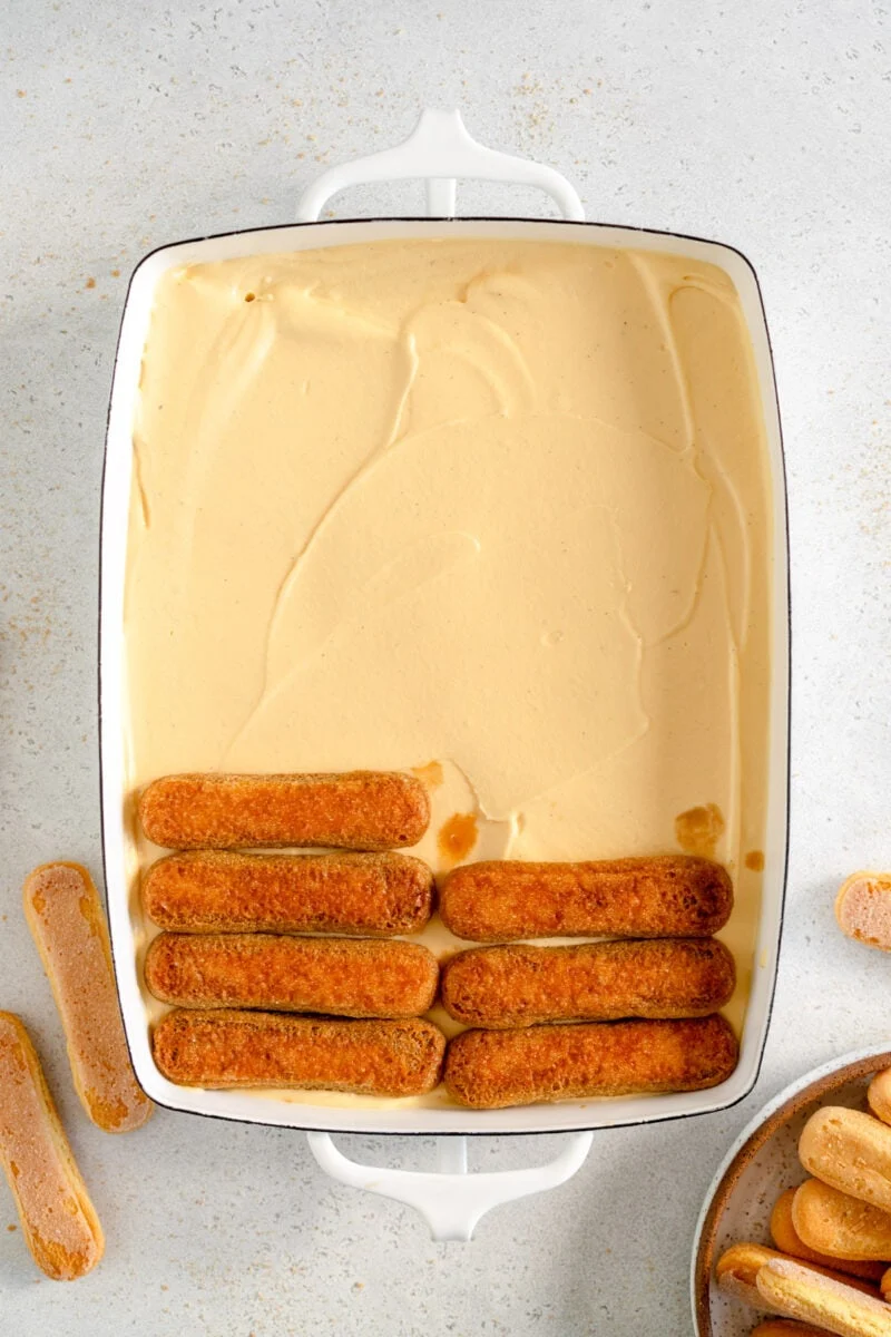 Biskut ladyfingers wajib digunakan untuk memberikan rasa kopi tersebut