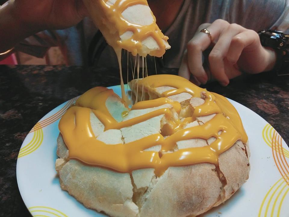 Bukan semua makanan patut tambah keju seperti roti naan mozarella yang pernah viral beberapa tahun lalu