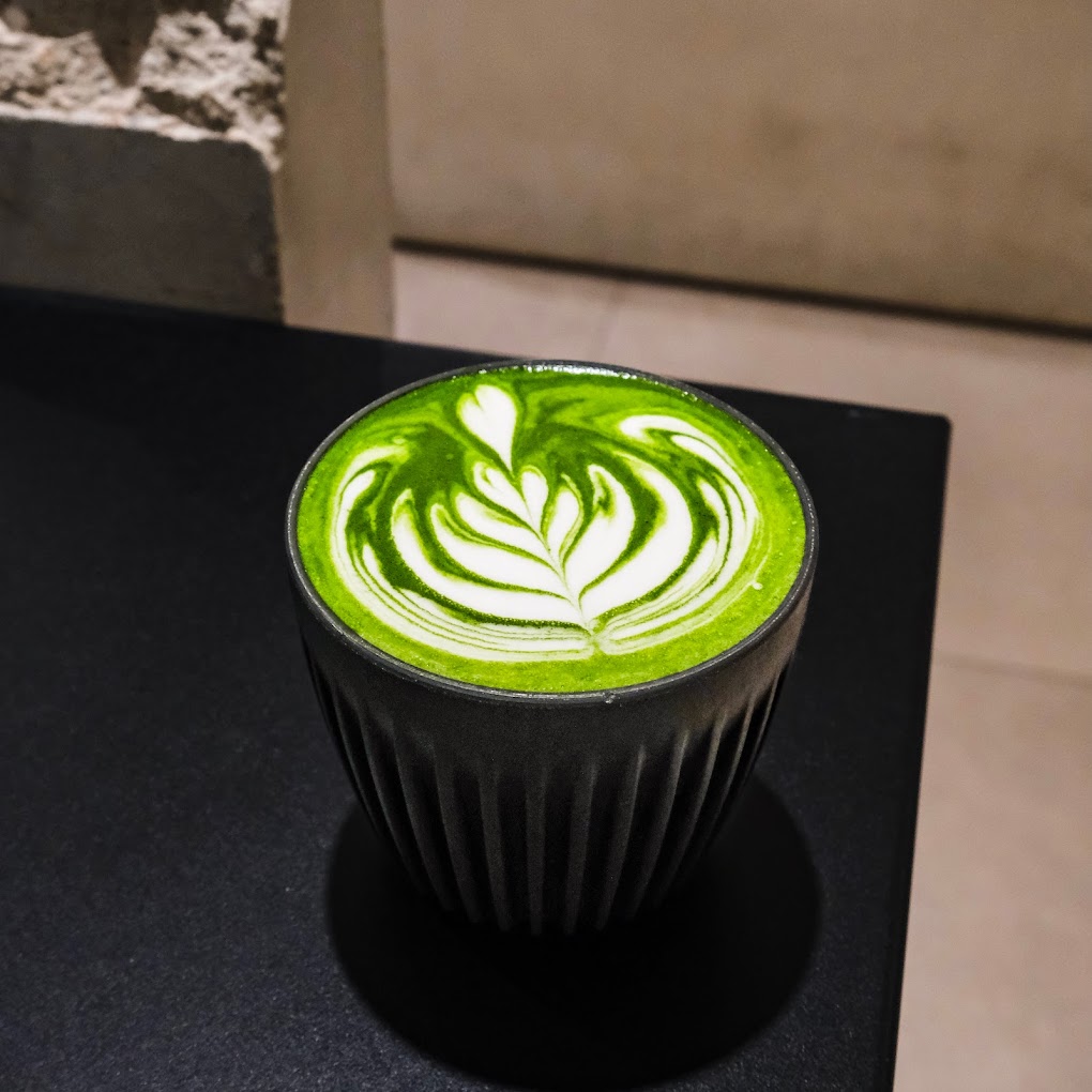 Tetapi bagi mereka yang tak suka minuman kafein, matcha mengandungi kafein tau!